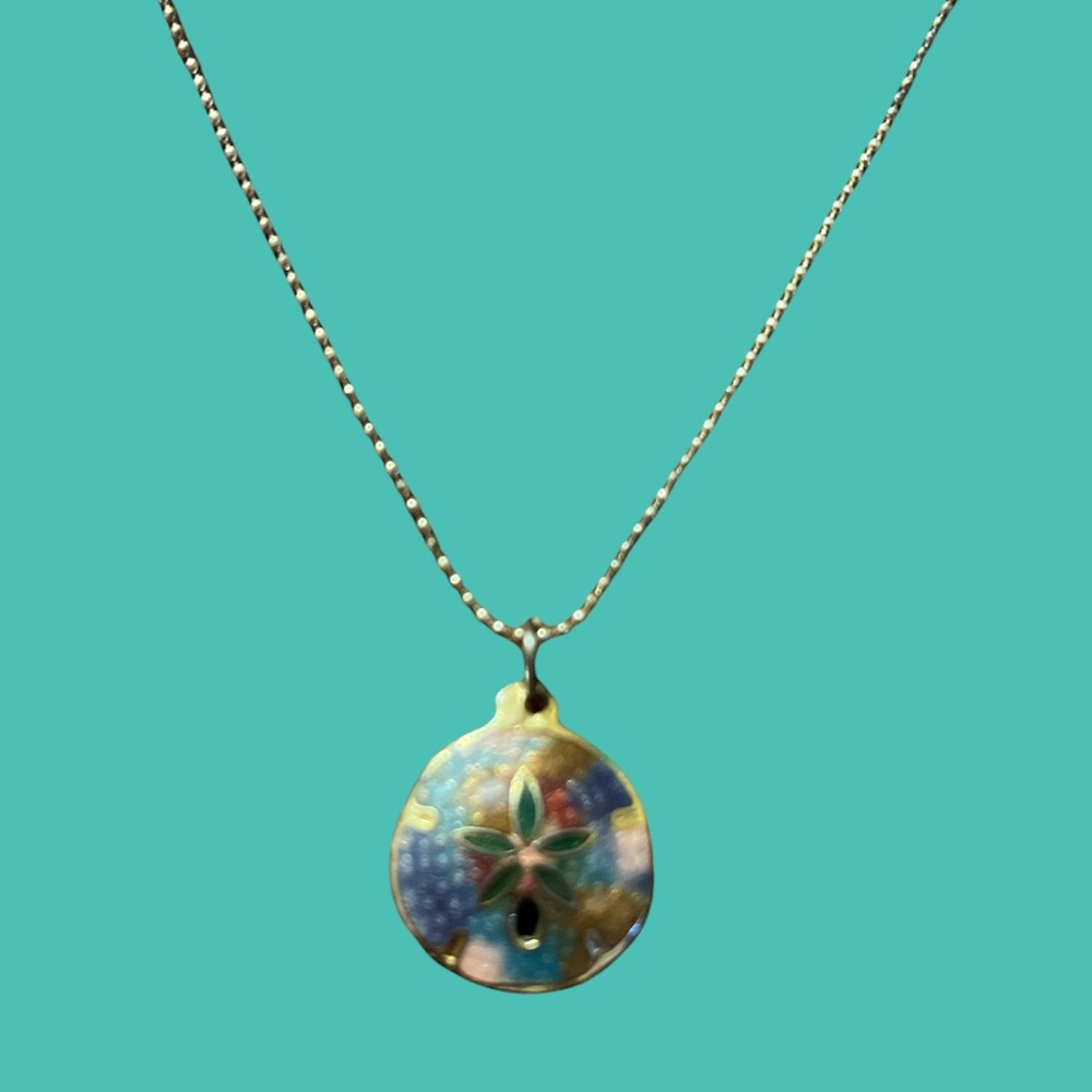 Gold tone pretty pendant woman necklace